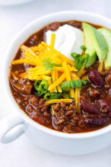 One Pot Beef and Beer Chili! This delicious and easy beef and beer chili is made in one pot. The beer, cumin, and chili powder provide great flavor. Pair with some cornbread, and some toppings, and enjoy some comfort food! #beefchili #beefbeerchili | cookingformysoul.com Elk Chili Recipe, Deer Chili Recipe, Bacon Chili Recipe, Elk Chili, Deer Chili, Beer Chili Recipe, Venison Chili Recipe, Chili Vegan, Venison Chili