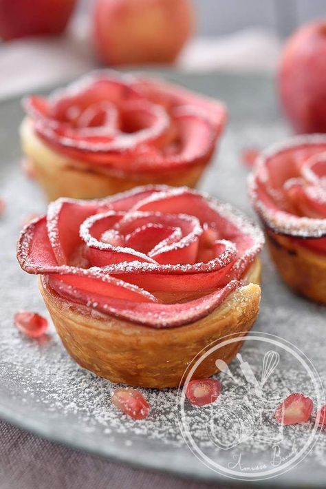 Apple Rose Pastry, Sweet Puff Pastry, Mini Patisserie, Rose Dessert, Dessert Rose, Apple Rose, Barbie Food, Color Party, Fancy Desserts