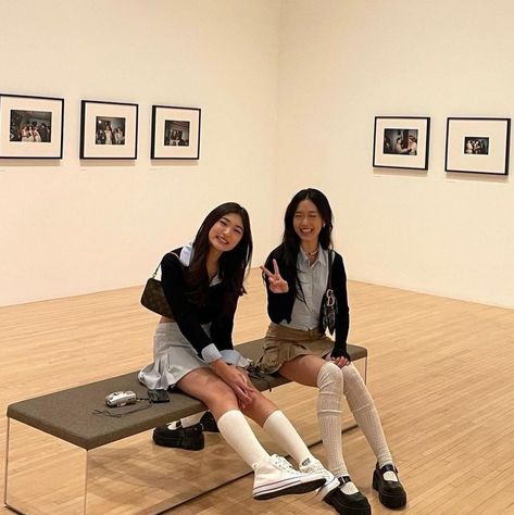 Julia Ma, Art Gallery Outfit, Korean Photoshoot, Museum Outfit, Museum Photography, Outfit Korean Style, Outfit Korean, Korean Art, Square Photos