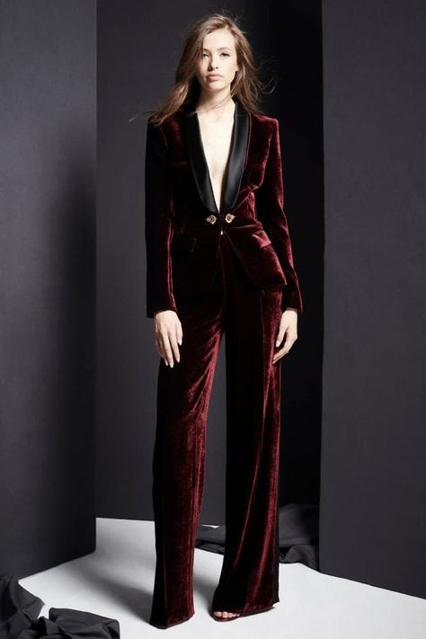 Zuhair Murad ready-to-wear autumn/winter ‘19/‘20 collection - Vogue Australia Velvet Suit, Vogue Australia, Zuhair Murad, Velvet Fashion, Looks Vintage, Couture Fashion, Look Fashion, Classy Outfits, Runway Fashion