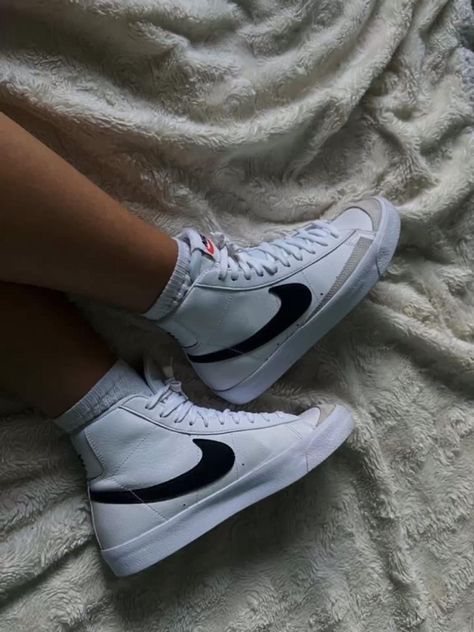 Nike Blazer Outfit, Nike Blazers Outfit, Sneaker Trend, Dr Shoes, Trendy Shoes Sneakers, Nike Shoes Girls, Preppy Shoes, All Nike Shoes, Shoe Wishlist