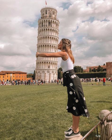 Pisa Leaning Tower Pictures, Leaning Tower Of Pisa Photo Ideas, Tower Of Pisa Poses, Tuscany Photo Ideas, Pisa Italy Poses, Leaning Tower Of Pisa Pose, Pisa Tower Photo Ideas, Pisa Photo Ideas, Pisa Photos