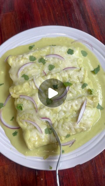 Nutrióloga Mariel Fernández on Instagram: "Enchiladas suizas al sartén 😋✨ Estoy segura que te van a encantar! Sin usar un horno te van a quedar estas enchiladas súper ricas y cremosas 👌🏻 y lo mejor es que son una opción mas saludable 🫶🏼 Salsa para enchiladas suizas: - 4 tomatillos verdes - 1/2 taza yogurt griego sin azúcar - 1 calabacita - 1 chile serrano - 1/8 cebolla blanca - sal - sazonador vegetal - cilantro #enchiladas #enchiladassuizas #saludableyrico #mexicanfood #healthymexicanfood #pollo" Enchiladas Suizas Verdes, Cilantro Enchiladas, Enchiladas Suizas, Salsa Tomatillo, Chile Serrano, Salsa Verde, January 1, Mexican Food, Cilantro