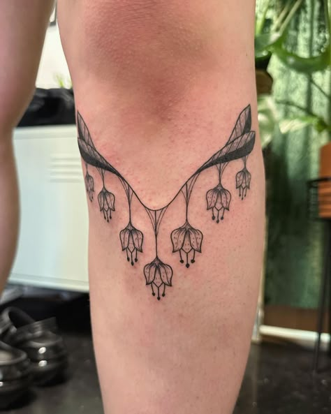 Knee Tattoo Ideas, Hopeless Romantic Tattoo, Nature Lover Tattoo, Beloved Tattoo, Pnw Tattoo, Amor Tattoo, Knee Tattoos, Romantic Tattoo, Shin Tattoo