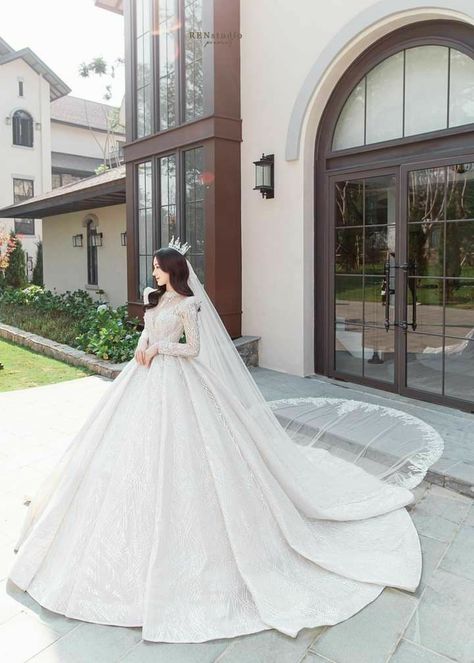 Wedding Dresses Korean, Cathedral Length Wedding Dress, Korean Wedding Dress, Bridal Dresses Vintage, Muslimah Wedding Dress, Bride Dress Simple, Asian Wedding Dress, Classy Wedding Dress, Sparkle Wedding Dress