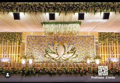 Latest Stage Decoration For Reception, Indian Reception Decor Stage, Wedding Stage Design Indian, Reception Stage Decoration Indian Indoor, Pelli Decoration, Marriage Stage, Marriage Hall Decoration, Stage Decoration Photos, Engagement Stage