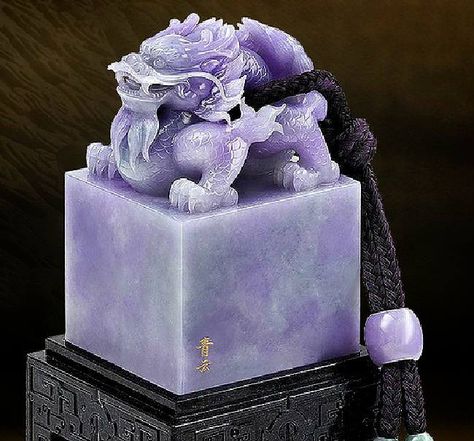 Art Chinois, Lavender Jade, Charcoal Drawings, Gemstone Art, Chinese Jade, All Things Purple, Jade Carving, Minerals And Gemstones, Jade Jewelry