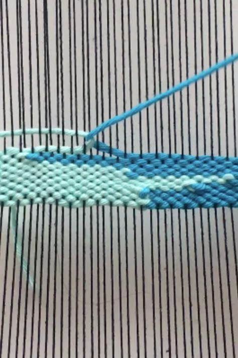 Weaving Techniques Beginner, Weaving Techniques Tutorials, Weaving Patterns For Beginners, Tapestry Tutorial, Weaving For Beginners, Basic Weaving, Weaving Patterns Loom, Rigid Heddle Weaving Patterns, Weaving Patterns Design