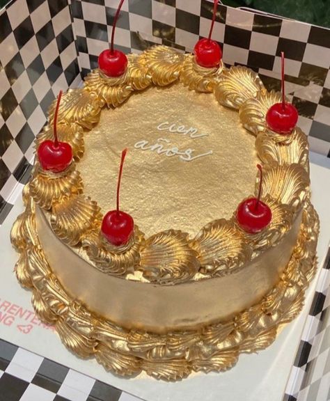 Gold Birthday Cake Aesthetic, Golden Birthday Birthday Cake, Gold Cake Aesthetic, Gold Vintage Cake, Gold Cakes, Golden Bday, Gold Glitter Cake, Golden Cake, Gold Birthday Cake