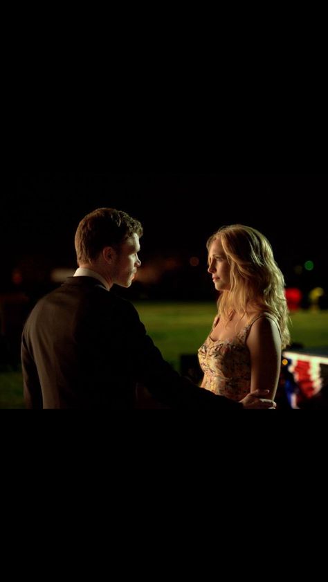 Klaus and Caroline 4x23 Klaus E Caroline, Vampire Diaries Season 5, The Cw Shows, Klaus And Caroline, Candice King, Vampire Diaries Seasons, Daniel Gillies, Joseph Morgan, Klaus Mikaelson