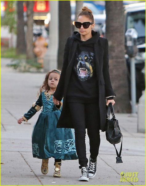 Nicole Richie #coolmother Nicole Richie Style, Mommy Style, Bohol, Nicole Richie, Rosie Huntington Whiteley, Looks Black, Gwen Stefani, Mother And Daughter, Style Crush