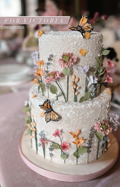 Wedding Cakes Enchanted Forest, Woodland Fairy Wedding Cake, Cottage Core Birthday Party Ideas, Whimsical Garden Wedding Cake, Cottagecore Cake Ideas, Cottage Core Wedding Ideas, Flower Themed Cupcakes, Cottage Core Wedding Cake, Bridgerton Wedding Cake