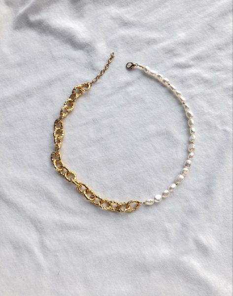 Half pearl half chain necklace Half Pearl Half Chain Necklace, Half Chain Necklace, Dainty Jewelry Necklace, Preppy Jewelry, Pearl Chain Necklace, Beaded Jewelry Designs, Dope Jewelry, Gold Pearl Necklace, Pearl Choker Necklace