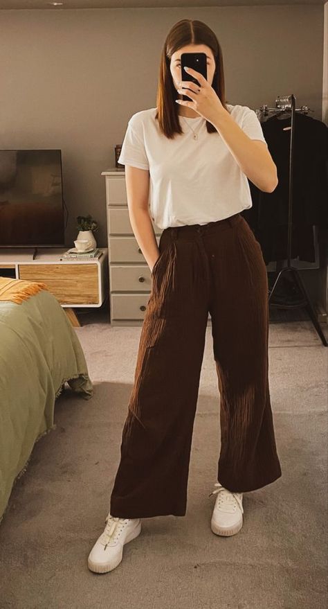 White tees. #Women'sstyle Linen Pants Outfit, Simple Casual Outfits, Western Wear Outfits, Casual College Outfits, Trendy Dress Outfits, Everyday Fashion Outfits, Casual Day Outfits, Quick Outfits, Elegante Casual