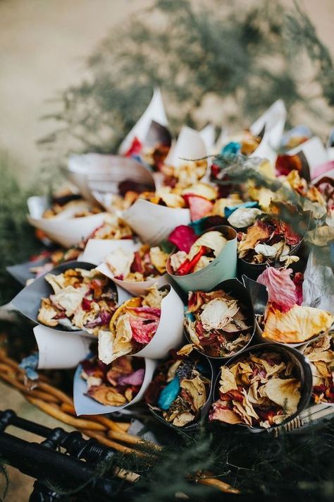 Diy Confetti Cones, Dried Petal Confetti, Confetti Ideas, Floral Confetti, Flower Petal Confetti, Eco Friendly Confetti, Dried Petals, Throwing Confetti, Renewal Ceremony