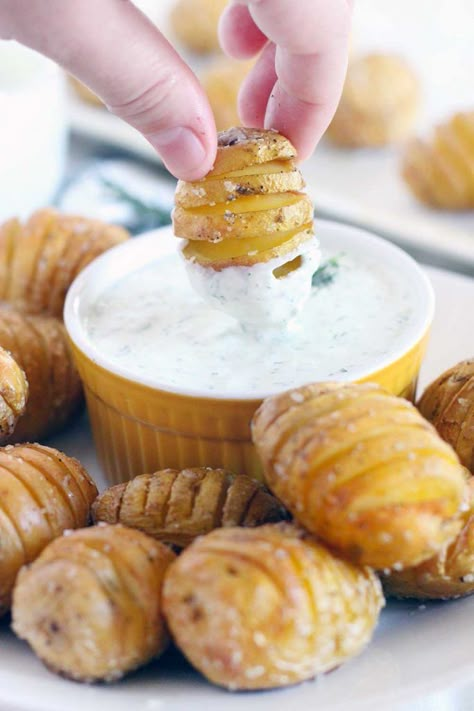 Perfect as an appetizer, these Mini Hasselback Potatoes with Creamy Dill Dip are dunkable and delicious! Gluten free, vegetarian, and perfect for the holidays. Mini Hasselback Potatoes, Appetizers Cheese, Dill Dip, Hasselback Potatoes, Smitten Kitchen, Thanksgiving Appetizers, God Mat, Buffalo Chicken Dip, Think Food