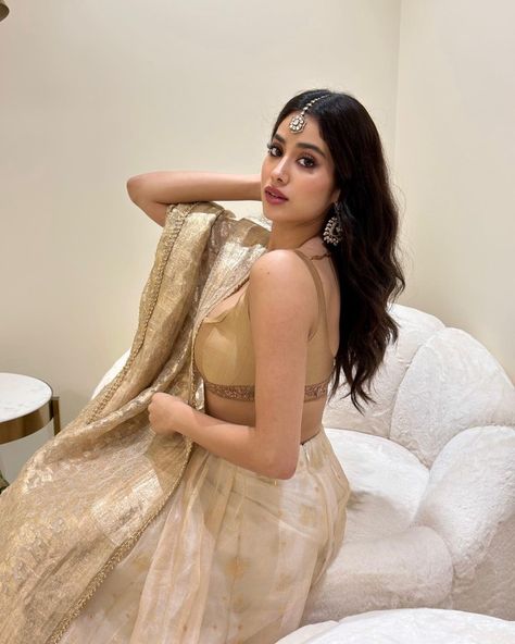 Poses For Cocktail Dress, Jahanvi Kapoor Lehenga, Sitting Poses In Lehenga, Janvi Kapoor Lehenga, Jahnvi Kapoor Lehenga, Jahnvi Kapoor Desi Style, Jhanvi Kapoor Lehenga, Poses For Pictures Instagram Traditional, Janhvi Kapoor Lehenga