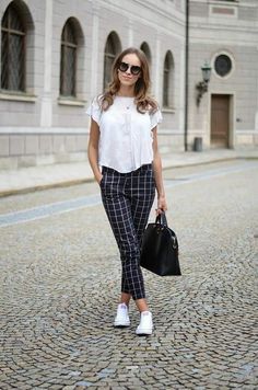 Pant And Top Outfit, Black And White Outfit, White Ruffle Top, Look Office, Casual Outfit Inspiration, Office Outfits Women, Elegante Casual, White Outfit, Print Pants