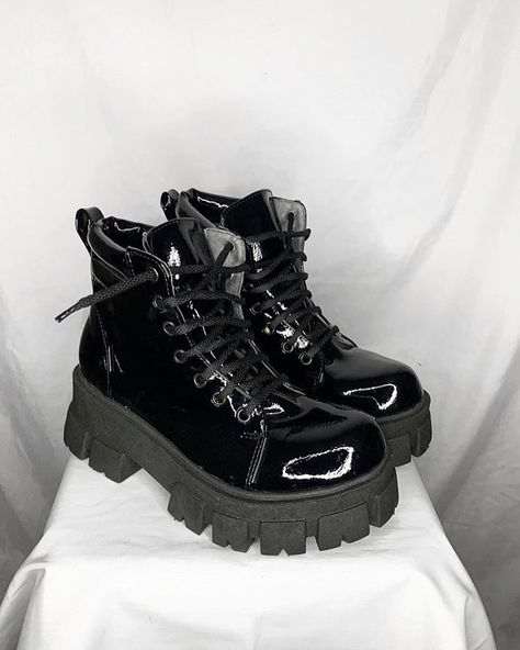 Borcegos negros de ecocuero simil charol Sneakers Fashion Outfits, Hype Shoes, Aesthetic Shoes, Swag Shoes, Cute Sandals, Closet Fashion, Shoe Lover, Dream Clothes, Platform Boots