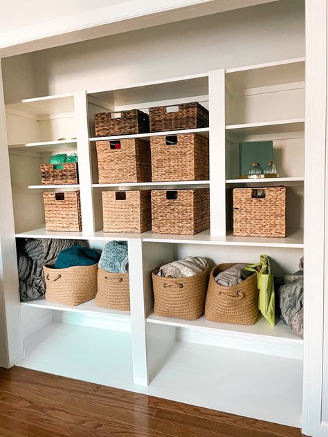 Open Shelf Organization Bedroom, Bed 2023, Storage Baskets Bedroom, Organization Baskets, Shelves Organization, Guess Room, Niche Shelves, Girls Bedroom Storage, Diy Closet Shelves