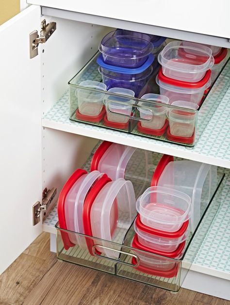 food storage containers organized in plastic bins Large Food Storage Containers, Tupperware Organizing, Kitchen Cupboard Organization, Clever Kitchen Storage, Kitchen Cupboard Storage, Kitchen Storage Hacks, Organized Kitchen, Small Kitchen Organization, Kitchen Drawer Organization