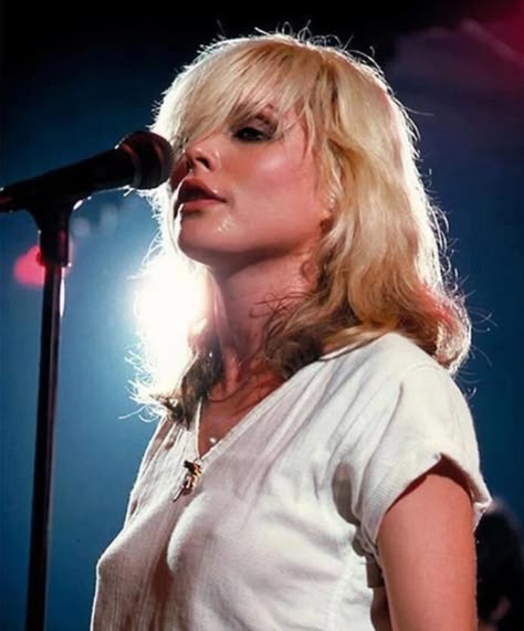 Blondie Lead Vocalist Chica Punk, Deborah Harry Blondie, Deborah Harry, Blondie Debbie Harry, Female Musicians, Women In Music, Debbie Harry, Female Singers, Rock Star