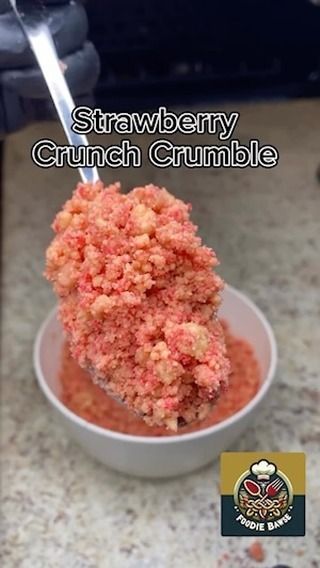 Strawberry Crunch Crumble, Box Cake Cookies, Cake For Two Recipe, Cake For Two, Strawberry Crunch Cake, Cups Recipes, Dessert Waffles, Sunshine Vibes, Dessert Cups Recipes