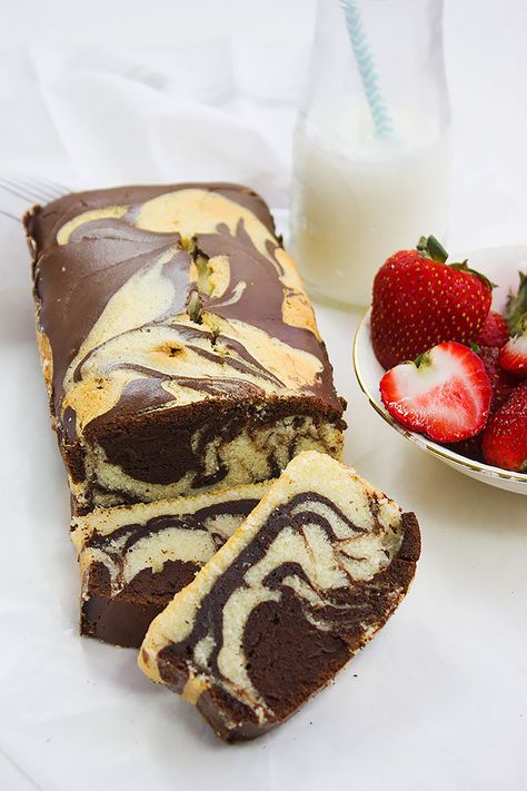 Starbucks Marble Pound Cake, Fudge Marble Cake, Marble Cake Recipe Moist, Marble Loaf Cake, Marble Pound Cake, Evaporated Milk Recipes, Chocolate Marble Cake, Pound Cake Recipes Easy, Cake With Strawberries