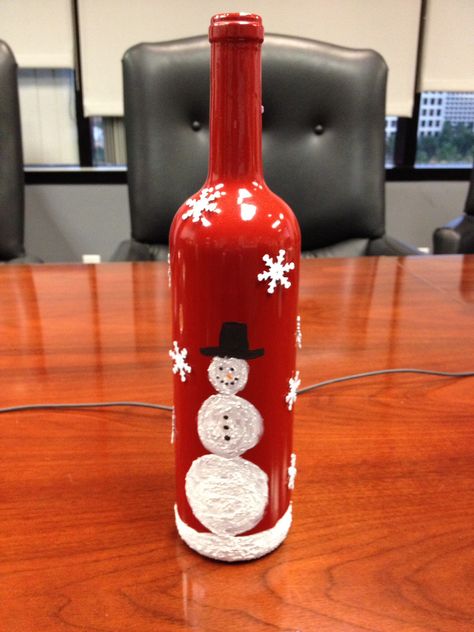 Wine bottle. Sprayed bottle red, hand painted snowman with acrylic paint mixed with Snow-Tex for texture. Add snowflakes sequins with hot glue. Wine Bottle Christmas Crafts, Bottle Christmas Crafts, Snowman Bottle, Wine Bottle Christmas, Christmas Decor Diy Cheap, Christmas Crafts To Make And Sell, Diy Wine Bottle, Easy Decorations, Wine Bottle Crafts Christmas