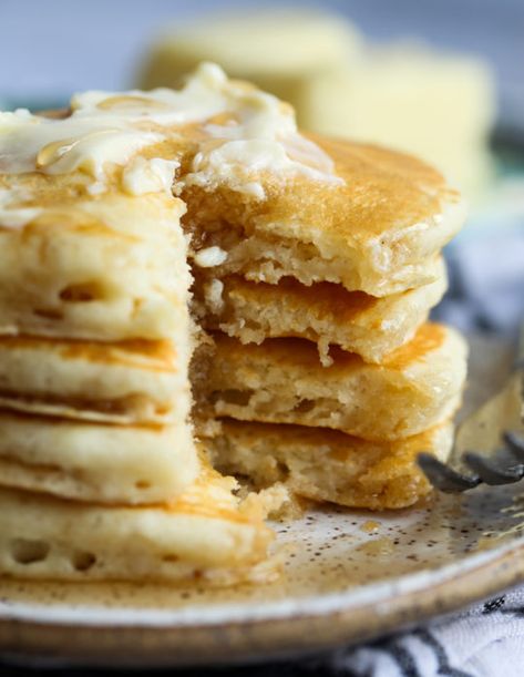 The BEST Fluffy Buttermilk Pancakes! This easy pancake recipe makes light, tender pancakes with simple ingredients. A family favorite! #cookiesandcups #pancakerecipe #homemadepancakes #buttermilkpancakes Spinach Banana Pancakes, Buttermilk Waffles Recipe, Gooooood Morning, Berry Crisp Recipe, Recipes Pancakes, Best Homemade Pancakes, Easy Pancake Recipe, Fun Pancakes, Fluffy Buttermilk Pancakes