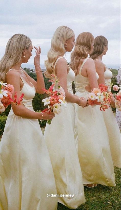 Fitted Sweetheart Wedding Dress, Italian Wedding Bridesmaids Dresses, June Wedding Aesthetic, Bridesmaid Dresses Italy, Beachy Bridesmaid Dresses, High Waist Wedding Dress, Dress Guest Wedding, Dark Romance Wedding, Wedding Dresses For Fall