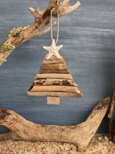 How To Make A Driftwood Christmas Tree, Driftwood Christmas Decorations, Christmas Driftwood, Driftwood Christmas, Beach Christmas Decorations, Driftwood Christmas Tree, Christmas At The Beach, Driftwood Diy, Driftwood Ideas