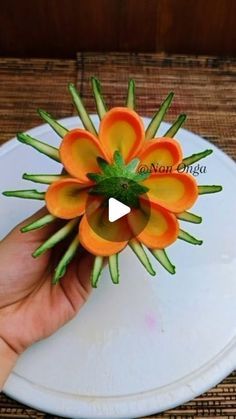 Vegetable Garnishes Food Decorations, Garnishes For Food, Food Decorations Ideas, Fruit Styling, Garnishing Ideas, Food Plating Ideas, Vegetable Decoration, Coconut Oil Skin, Fruit Garnish