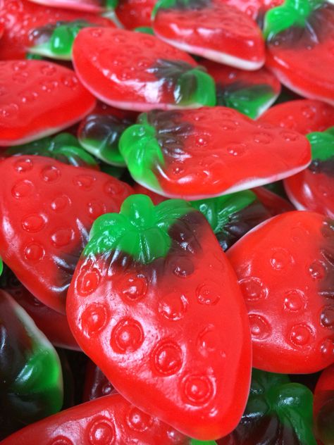 Strawberry Project, Strawberry Foods, Strawberry Gummies, Strawberry Gummy, Freakshakes Recipe, Aesthetic Candy, Gummy Sweets, Candy Images, Strawberry Candy