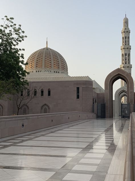 Grand Mosque Oman, Sultan Qaboos Grand Mosque, Muslim Aesthetic, Sultan Qaboos, Sultanate Of Oman, African Dresses Men, Design Basics, Grand Mosque, Muscat