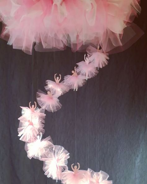 This stunning #ballerina #mobile is also part of our 25% discount ♥️ Choose a gift made with #love #ballerinagift #ballerinamom… Ballet Crafts, Christmas Door Decorating Contest, Ballet Birthday, Ballerina Gift, Balloon Garland Diy, Ballerina Birthday Parties, Ballerina Party, Boutique Decor, Ballerina Birthday