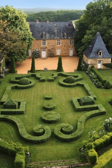 Love is all....♥♥♥ French Formal Garden, Parterre Garden, Bridgerton Wedding, Garden Room Ideas, Landscape Garden Design, Green Gardens, English Manor Houses, Boxwood Topiary, Ideas For The Garden