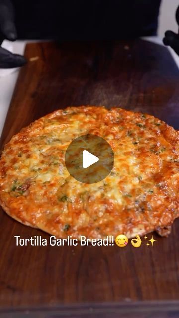 What To Make With Pita Bread, Tortilla Garlic Bread, Garlic Tortilla, Appertiser Ideas, Gyro Wrap, Tortilla Bread, Make Garlic Bread, Tortilla Wrap, Tortilla Pizza