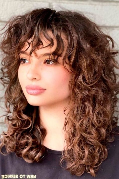 Guide to Curtain Bangs for Women with Curly Hair - Wittyduck Curly Front Bangs, Bangs With Curly Hair Natural Curls, Curly Hair With Bangs And Layers, Hair With Fringe, Curly Hair Fringe, Curly Fringe, Beyonce Hair, Front Bangs, Natural Curly Hair Cuts