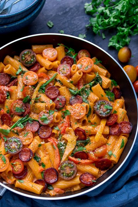 One Pot Creamy Tomato and Chorizo Rigatoni with mozzarella and parmesan - a quick and easy mid-week dinner, ready in less than 25 mins! Chorizo Rigatoni, Week Dinner Ideas, Chorizo Recipes Dinner, Chorizo Pasta, Quick Pasta Recipes, Chorizo Recipes, Quick Pasta, Rigatoni Pasta, Crockpot Recipes Beef