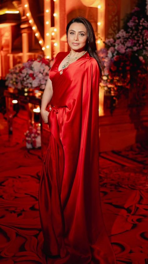 90s Bollywood Saree Look, Rani Mukerji Saree, Red Saree Wedding, Rani Mukherji, Vintage Bollywood Aesthetic, Bollywood Aesthetic, Saree Drape, 90s Actresses, Rani Mukherjee