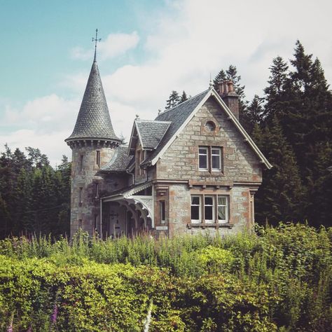 Pinterest: Paige Lulu  Scottish highlands castle / cottage.  See this Instagram photo by @paige.lulu Cottage Castle, Norway Stavanger, Scottish Architecture, Castle Cottage, Vintage Home Decor Ideas, Cassidy Black, Highlands Castle, Burning Tree, Historical Houses