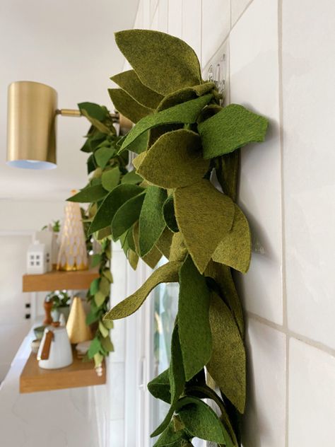 Diy Felt Garland Christmas, Fabric Leaf Garland, Felt Leaf Garland Diy, Felt Greenery Diy, Felt Leaf Garland, Diy Leaf Garland, Diy Felt Garland, Window Garland, Christmas Leaves