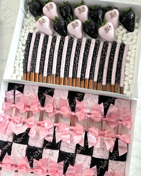 @ediblebykatia on Instagram: "Pink, black & rose gold for this birthday party package 🖤🩷 (party package 2)   Currently booking for April-May through DMs. All info regarding prices and pickup info is located in my highlights for your convenience.   🏷️ #ediblebykatia #chocolatecoveredstrawberries #birthdaystrawberries #pinkstrawberries #blackstrawberries #treattable #partytreats #rosegold #rosegoldstrawberries" Pink And Black Birthday Treats, Black Silver And Pink Birthday Party, Black Party Snacks, Pink Birthday Treats, Black And Pink Theme Party, Pink And Black Sweet 16 Party Ideas, 18th Birthday Party Ideas Pink, Black And Pink Sweet 16, Black And Pink Birthday Theme