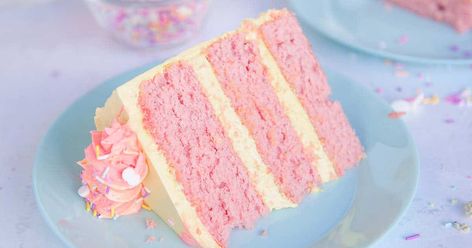 Box Strawberry Cake Recipes, Strawberry Cake Mix Recipes, Mm Cake, Best Strawberry Cake Recipe, Geek Recipes, Hosting Inspiration, Doctored Cake Mix Recipes, Berry Desserts, Cake Mix Doctor