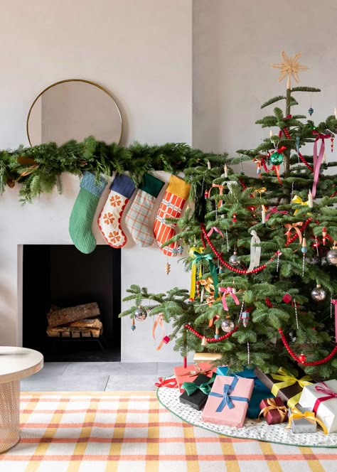 Festive Dinner Party, Ideas Christmas Tree, Red Stockings, Christmas Interiors, Deco Boheme, Festive Holiday Decor, Boho Christmas, Christmas Inspo, Colorful Christmas