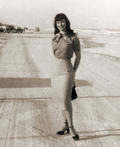 Bettie Page Bettie Page Photos, Retro Hairstyles Tutorial, Pin Up Photos, Jet Black Hair, Louise Brooks, Bettie Page, Retro Hairstyles, Vintage Pinup, Pin Up Style