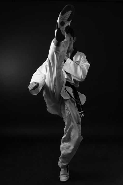 Taekwondo Photography, Karate Photography, Martial Arts Aesthetic, Martial Arts Reference, Taekwondo Kick, Arts Aesthetic, Reference To Draw, Percy Jackson Fanfic, Taekwondo Training