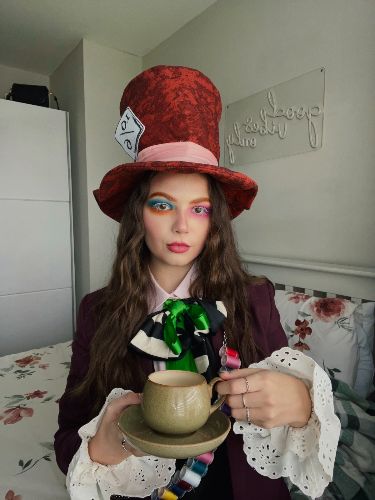 Mad Hatter Costume Female, Female Mad Hatter, Halloween Mad Hatter, Hatter Makeup, Mad Hatter Outfit, Mad Hatter Makeup, Mad Hatter Halloween Costume, Mad Hatter Cosplay, Halloween Alice In Wonderland