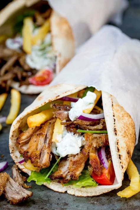 Gyro Recipe Beef, Asian Sesame Chicken, Pork Gyros, Roast Dinners, Kitchen Sanctuary, Pasta Bakes, Greek Gyros, Gyro Recipe, Homemade Tzatziki